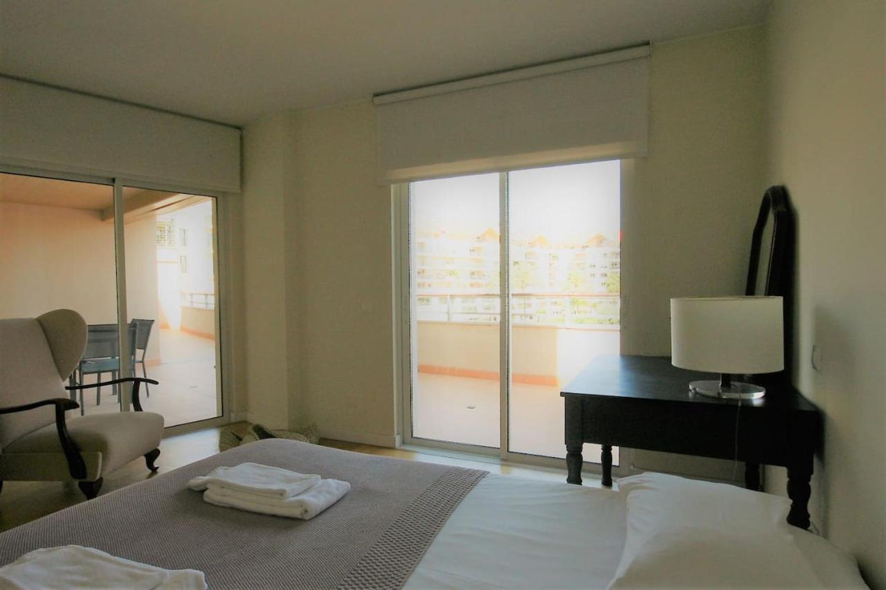 Modern In Luxurious Condominium *