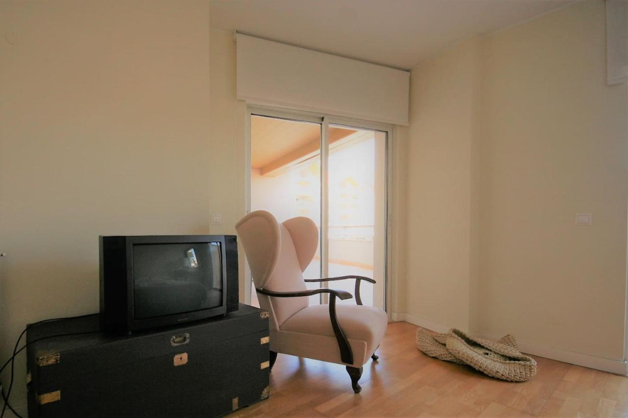 Modern In Luxurious Condominium *