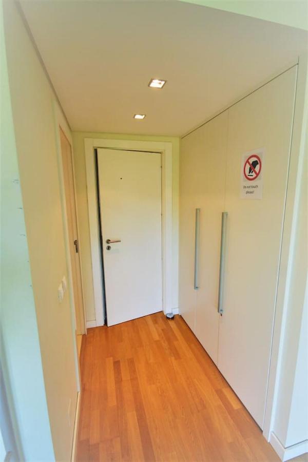 Modern In Luxurious Condominium *