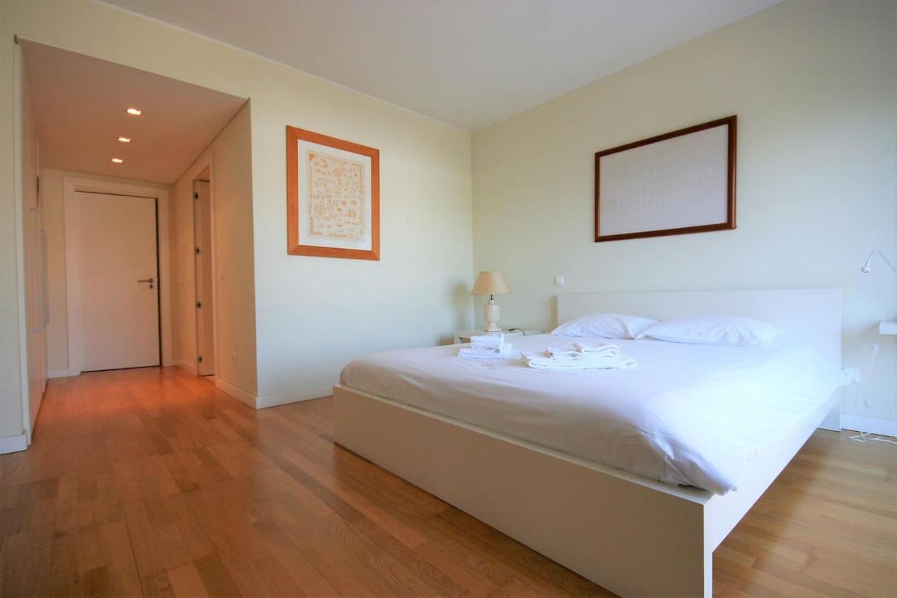 Modern In Luxurious Condominium *