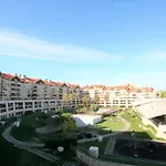 Modern Apartment In Luxurious Condominium